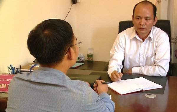 Ông Triệu Kim Dẫn - Chủ tịch xã Nậm Tha trao đổi với PV.