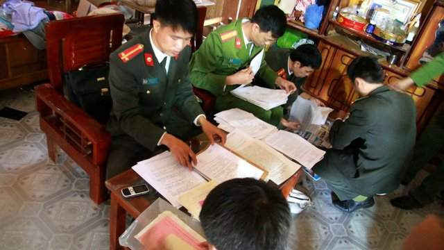 Cơ quan an ninh điều tra tỉnh Sơn La thực hiện khám xét nhà ông Đèo Văn Ban (Ảnh: Báo Tuổi trẻ)