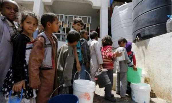 Trẻ em đứng xếp hàng lấy nước tại trường học ở Sanaa, Yemen. Ảnh: Reuters