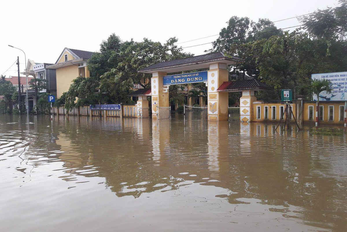 Nước lũ khiến nhiều trường học tại Huế chìm trong nước