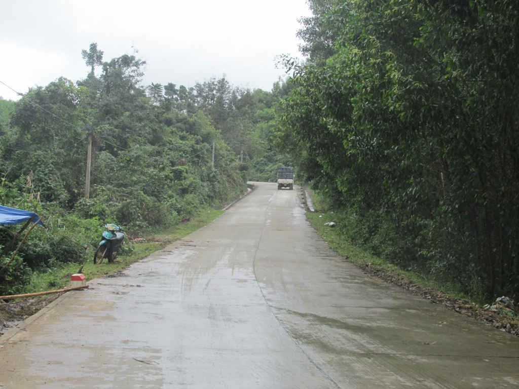 Khu vực bãi rác tạm thời tại thôn Thạch Long 1, xã Ân Tường Đông, huyện Hoài Ân nằm trên tuyến đường ĐT 631