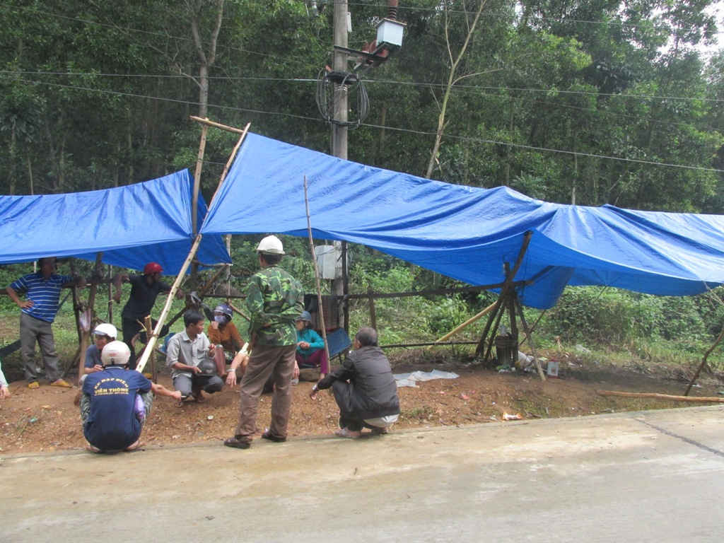 Hàng trăm người dân dựng lều bạc, phân cắt cử thay phiên nhau túc trực tại bãi rác tạm ở thôn Thạch Long 1, xã Ân Tường Đông