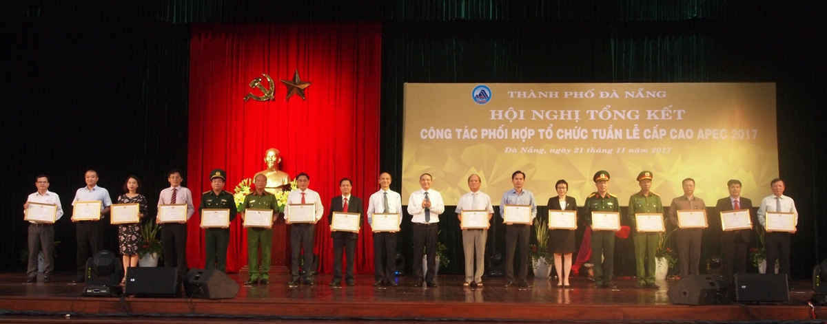 Ông Trương Quang Nghĩa trao bằng khen cho 51 tập thể đóng góp vào sự thành công của Tuần lễ cấp cao APEC tại Đà Nẵng