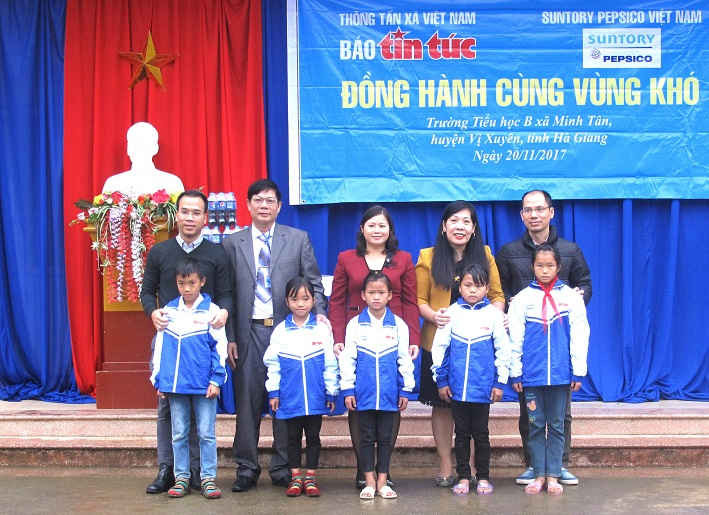 Đoàn từ thiện trao tặng áo khoác ấm đồng phục cho các em học sinh.