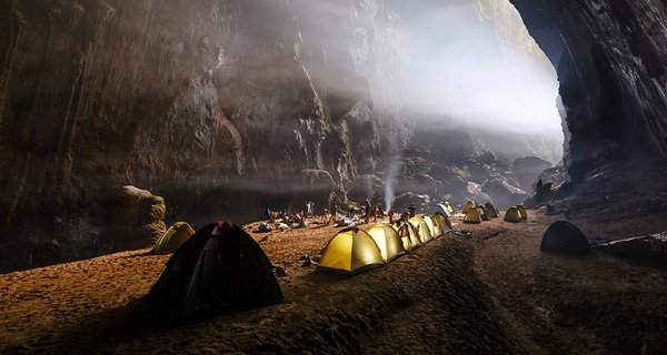 Du khách khám phá hang động ở Quảng Bình