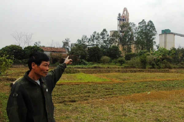 Người dân Hương Sơn đang phải sống chung với ô nhiễm môi trường đến từ Công ty cổ phần xi măng Bắc Giang.