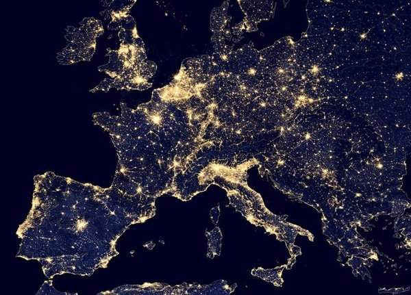 Bức ảnh bầu trời đêm của châu Âu được tạo ra từ Dụng cụ đo bức xạ hồng ngoại nhìn thấy được (VIIRS) được lắp ráp từ dữ liệu thu được từ vệ tinh Suomi NPP vào năm 2012 và được NASA phát hành vào ngày 2/10/2014. Ảnh: REUTERS / NASA 