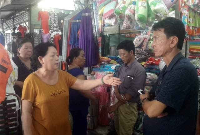 Nhiều bà con tiểu thương đang bám trụ tại chợ tạm Trần Huỳnh bức xúc cho biết kiên quyết không trở lại chợ trung tâm thành phố Bạc Liêu vì phí cao, không muốn lên lầu buôn bán