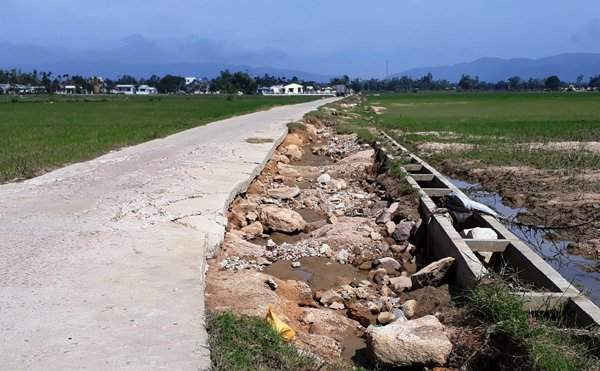 Nhiều tuyến đường liên thôn, xã ở Phước Hiệp (huyện Tuy Phước) bị sạt lở nặng