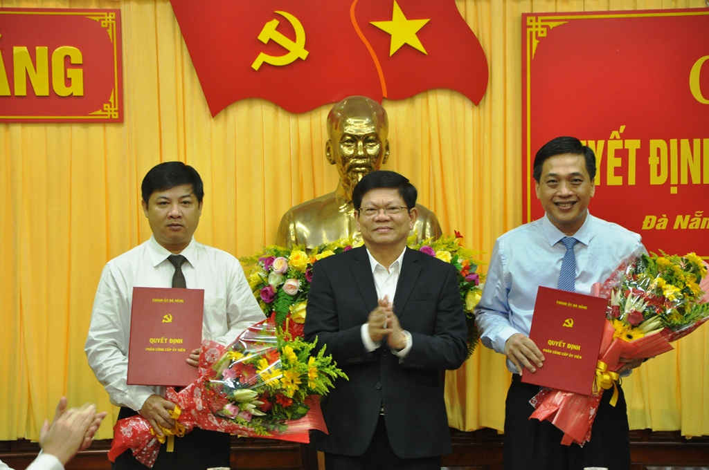 Ông Võ Công Trí- Phó Bí thư Thường trực Thành ủy Đà Nẵng trao quyết định bổ nhiệm chức vụ mới cho ông Bằng (phải) và ông Triết (trái)