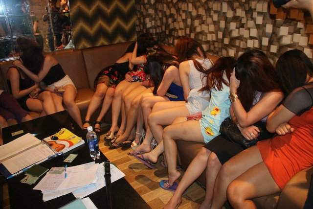 Những cô gái ăn mặc mát mẻ phục vụ khách trong quán karaoke không phép