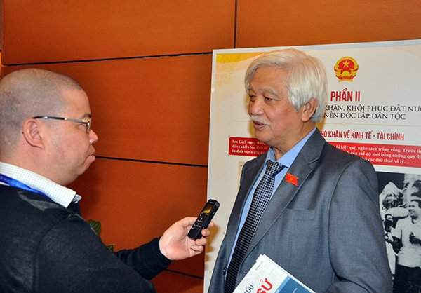 ĐBQH Dương Trung Quốc trả lời phỏng vấn phóng viên Báo Tài nguyên và Môi trường bên hành lang Quốc hội sáng 24/11