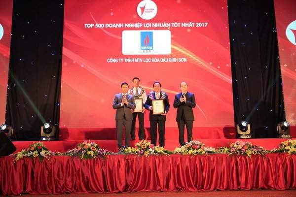 Ban Tổ chức trao chứng nhận doanh nghiệp lợi nhuận tốt nhất 2017 cho Công ty Lọc hóa dầu Bình Sơn.