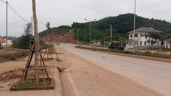 Giá đất hai bên đường vào khu vực sân bay Vân Đồn tăng “chóng mặt“. Ảnh: Nguyễn Hùng.