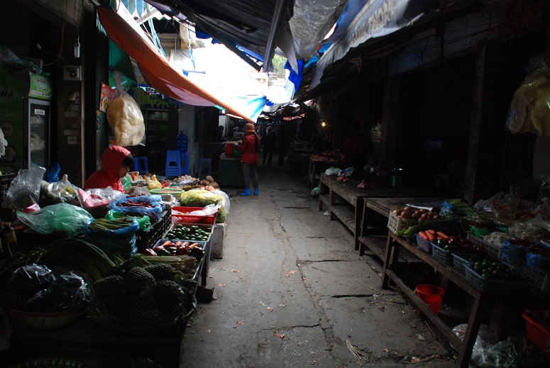 Chợ Như Quỳnh cũ (chợ Ghềnh) sập xệ, xuống cấp và ẩm thấp, hệ thống phòng cháy chữa cháy rất kém.