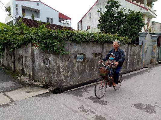 Hàng ngày ông Trần Khánh Tý ở khối Quang Phúc, phường Hưng Phúc vẫn vất vả đạp xe đưa đón đứa cháu nội sang học ở trường mầm non phường Hưng Bình. 