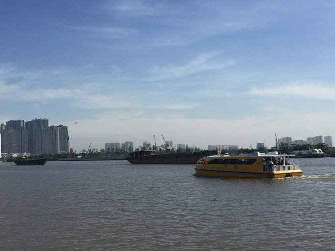 Buýt sông cùng tham gia giao thông trên sông Sài Gòn với các loại phương tiện khác