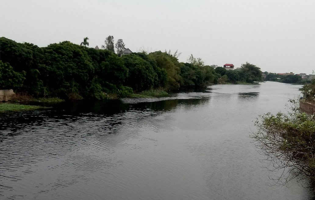 Nước cả dòng sông Cửu An, khu vực xã Tân Trào đen đặc, bốc mùi khó chịu.