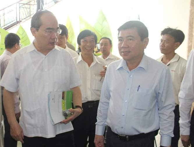 Bí thư Thành ủy Nguyễn Thiện Nhân trao đổi với Chủ tịch UBND thành phố Nguyễn Thành Phong
