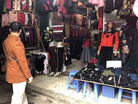 Gian hàng của một tiểu thương bị kẻ xấu đổ chất thải vào cửa hàng sau khi gia đình đăng ký ki ốt bán hàng trong chợ Như Quỳnh mới.