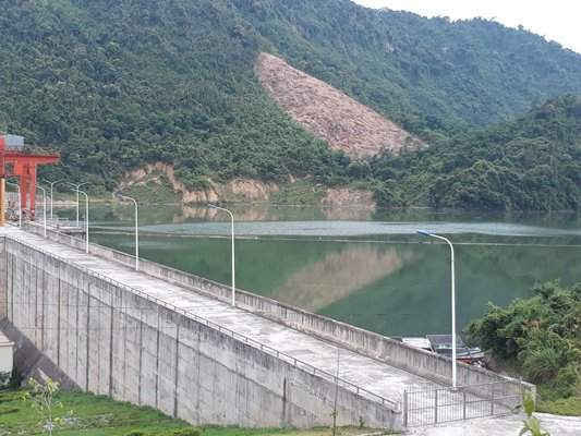 Thủy điện Khe Bố (huyện Tương Dương) là hồ đập thủy điện lớn nhưng cũng chưa lập, quản lý hành lang bảo vệ nguồn nước