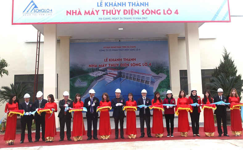 Thường trực Tỉnh ủy, HĐND, UBND tỉnh Hà Giang và lãnh đạo Công ty cắt băng khánh thành Nhà máy.