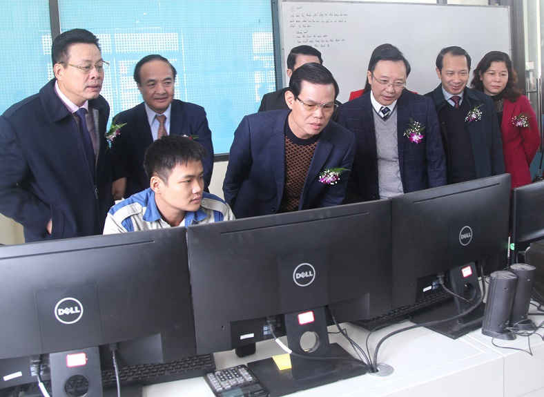  Lãnh đạo tỉnh Hà Giang và các đại biểu thăm quan khu vực điều hành Nhà máy thủy điện.