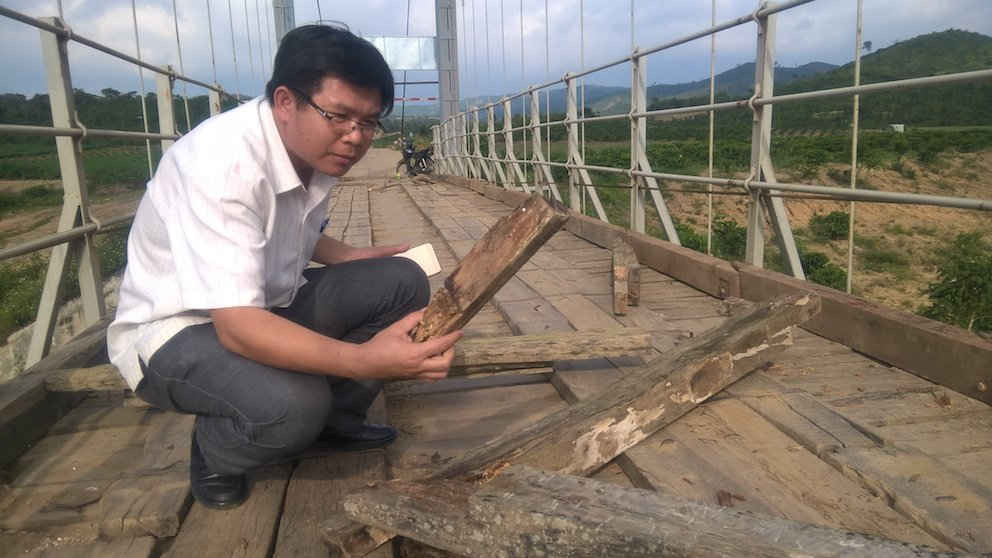 Nhiều cầu treo trên địa bàn huyện Krông Bông bị mục nát ván lát sàn, mặt cầu.