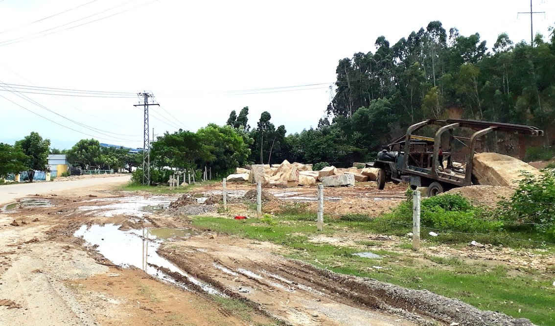 Hạ tầng giao thông KCN Phú Tài bị phá hỏng bởi xe “bò vàng” chở đá quá tải lưu thông. 