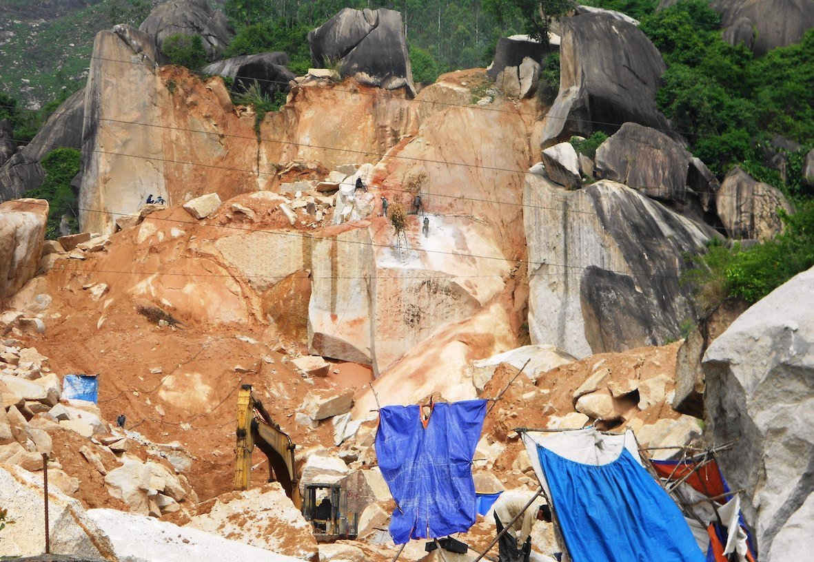 Việc khai thác đá vô tội vạ, hoặc lợi dụng việc mở rộng cơ sở sản xuất của các doanh nghiệp (DN) để khai thác đá trái phép trên núi Hòn Chà đã phá vỡ cảnh quan, môi trường ở khu vực này.