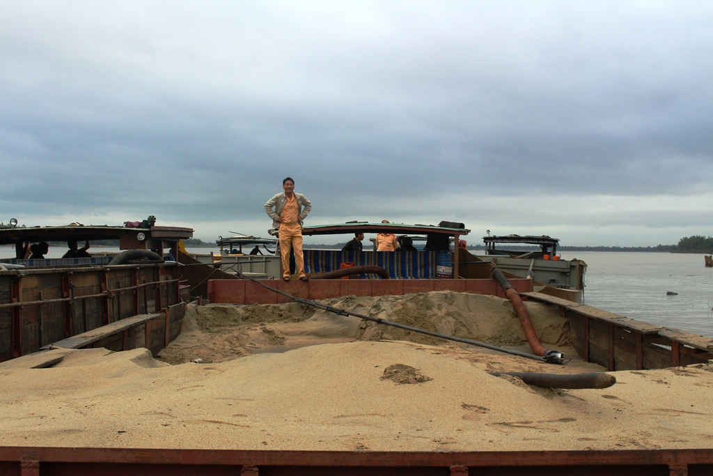Hàng trăm khối cát được các đối tượng múc lên tàu 