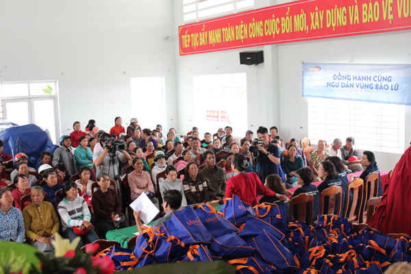 Masan Consumer đã trao tặng 200 hộ ngư dân Khánh Hòa mỗi hộ 1 triệu đồng và các sản phẩm tiêu dùng thiết yếu.