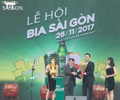 Ông Hà Đức Anh, Phụ trách Ban Marketing nhận Kỷ lục Guiness ở Lễ hội Bia Sài Gòn tại Hà Nội