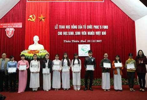 Trao học bổng cho học sinh, sinh viên nghèo vượt khó