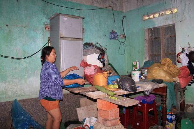 Chị Nguyễn Thị Hồng Hoa (32 tuổi, ở thôn Chánh Hội, xã Cát Chánh, huyện Phù Cát) chủ động kê thức ăn, gạo, tủ lạnh lên cao để tránh lũ