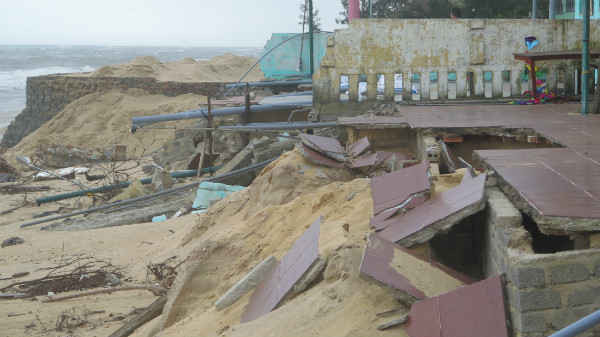 Công trình dân sinh dọc bãi tắm Nhật Lệ (TP. Đồng Hới) được bê tông vững chắc cũng bị sóng đánh gãy đổ