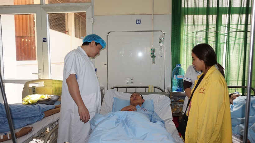 Bác Sỹ Trần Ngọc Cường, Phó trưởng khoa Hồi sức Cấp cứu bệnh viện C Thái Nguyên chăm sóc bệnh nhân Nguyễn Quốc Chưởng.