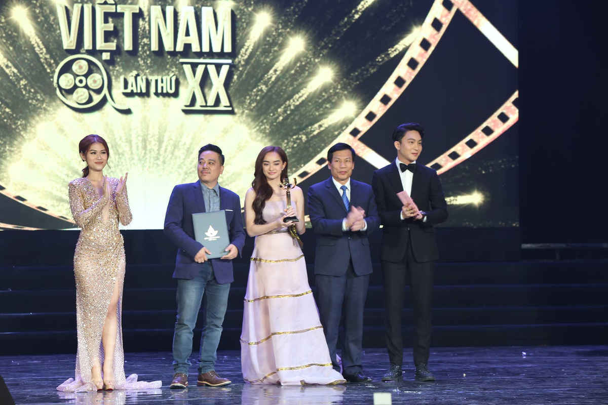 BTC trao giải Bông sen vàng cho bộ phim Em chưa 18 (thể loại phim truyện điện ảnh