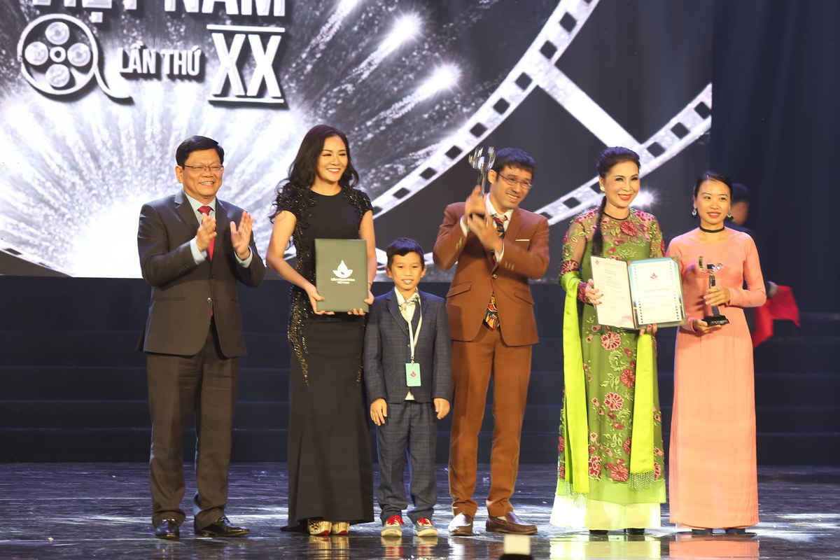 BTC trao giải Bông sen bạc cho phim Cô hầu gái và phim Cha cõng con (thể loại phim truyện điện ảnh)