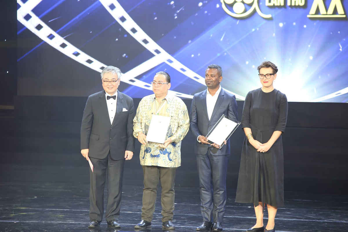 BTC trao giải cho đạo diễn phim 