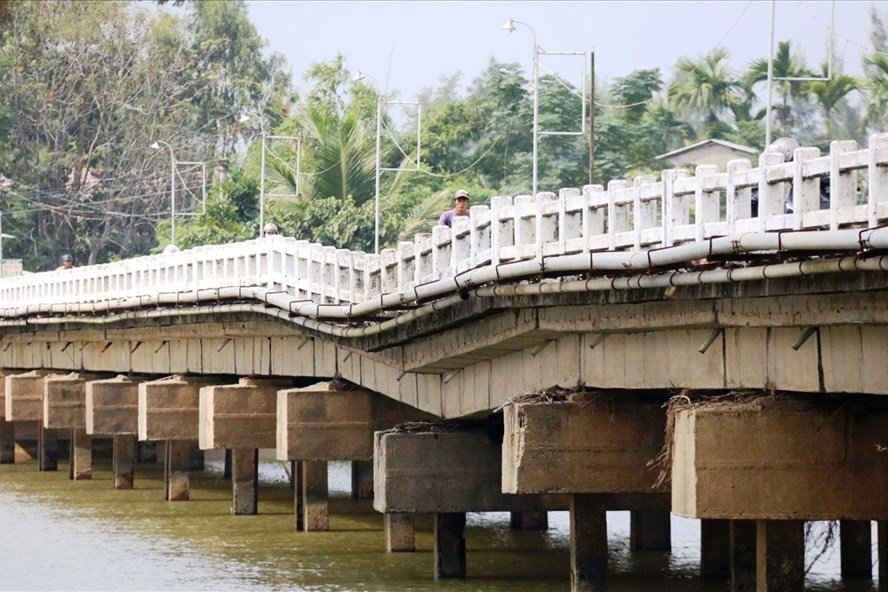 Hiện trạng sụt lún nghiêm trọng của cầu Hà Tân nối tuyến đường ĐH4.DX tại xã Duy Vinh, huyện Duy Xuyên (tỉnh Quảng Nam)