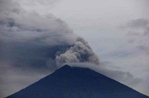 Núi Agung phun trào được nhìn thấy từ Amed, Karangasem Regency, Bali, Indonesia vào ngày 29/11/2017. Ảnh: Reuters / Darren Whiteside