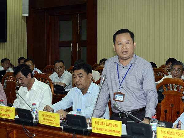 Ông Lê Ngọc Linh, Giám đốc Sở TN&MT báo cáo Đoàn công tác Bộ TN&MT những khó khắn, vướng mắc về lĩnh vực TN&MT trên địa bàn tỉnh Bà Rịa - Vũng Tàu. 