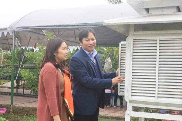 Ông Võ Văn Hòa – Giám đốc Đài KTTV khu vực ĐBBB và bà Đặng Lưu Hoa - Giám đốc Trang trại Giáo dục Erahouse tham quan lều khí tượng