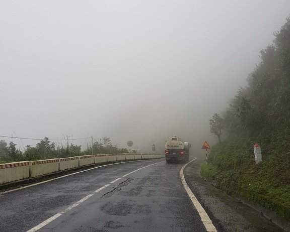 Những ngày này, đèo Hải Vân hay có sương mù, tình trạng sạt lở sẽ gây nguy hiểm đến các phương tiện tham gia giao thông
