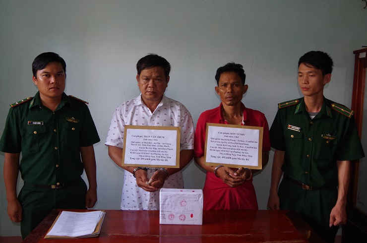 2 Bị can Trần Văn Thum và Kov Vuthy (thứ 2, thứ 3 từ bên trái) cùng bị truy tố về hành vi mua bán trái phép chất ma túy
