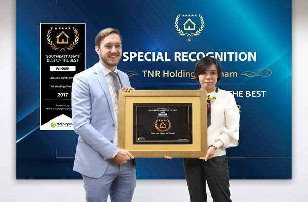 Đại diện TNR Holdings nhận giải thưởng Đơn vị phát triển dự án bất động sản cao cấp tốt nhất Đông Nam Á do Dot Property trao tặng.