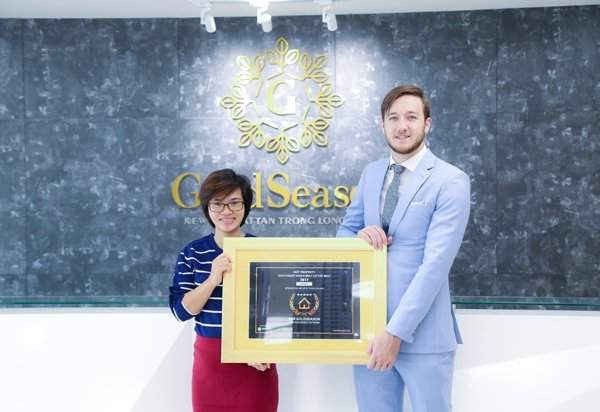 Đại diện TNR Holdings nhận giải thưởng Dự án khu dân cư thiết kế tốt nhất Đông Nam Á do Dot Property trao tặng.