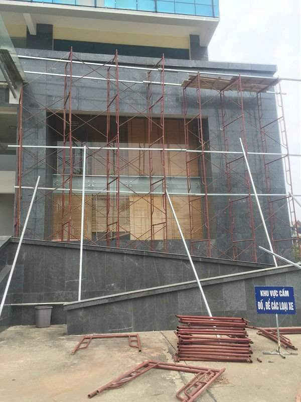 Công nhân của Công ty cổ phần xây dựng và thương mại Lam Sơn đã lắp giàn giáo để kiểm tra, xử lý tình trạng đá rơi.