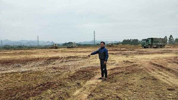 Ông Nguyễn Văn Thắng chỉ tay vào đất lúa của gia đình bị công ty Đại Dương tự ý đổ đất san lấp trái phép